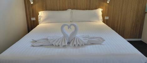 Deluxe Studio | Premium bedding, iron/ironing board, free WiFi, bed sheets