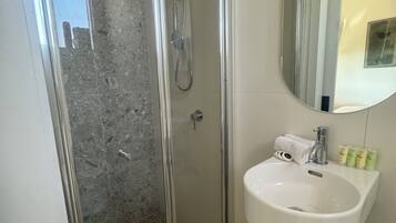 Dusche, Regendusche, Haartrockner, Handtücher