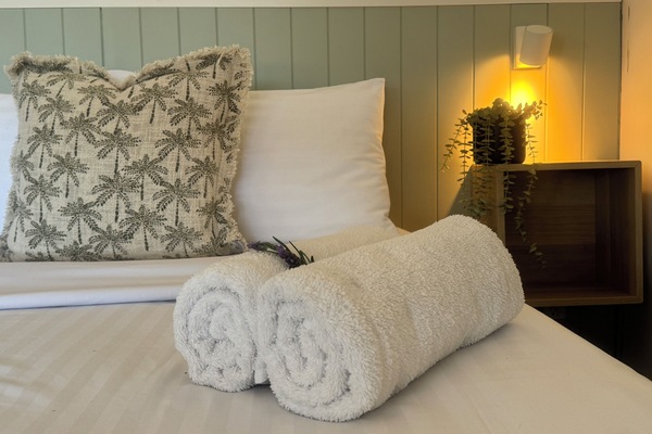 Deluxe Queen Room | Premium bedding, iron/ironing board, free WiFi, bed sheets