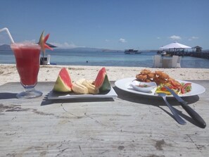 Frühstück, Mittagessen, Abendessen, lokale Küche