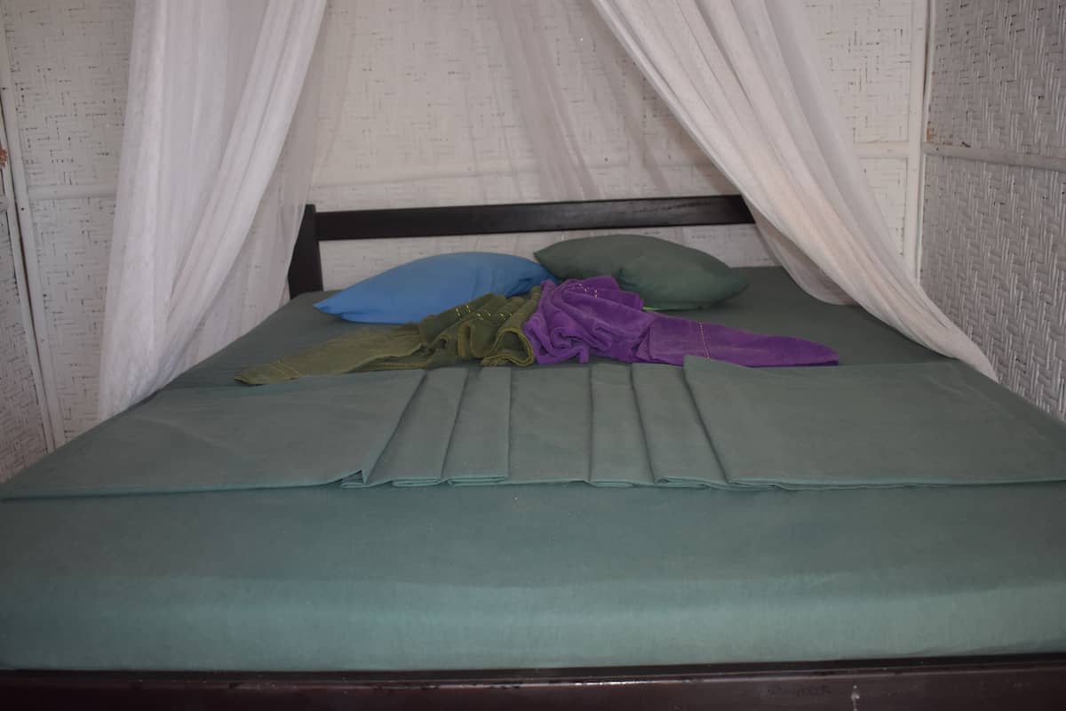 Standard Villa | Desk, bed sheets