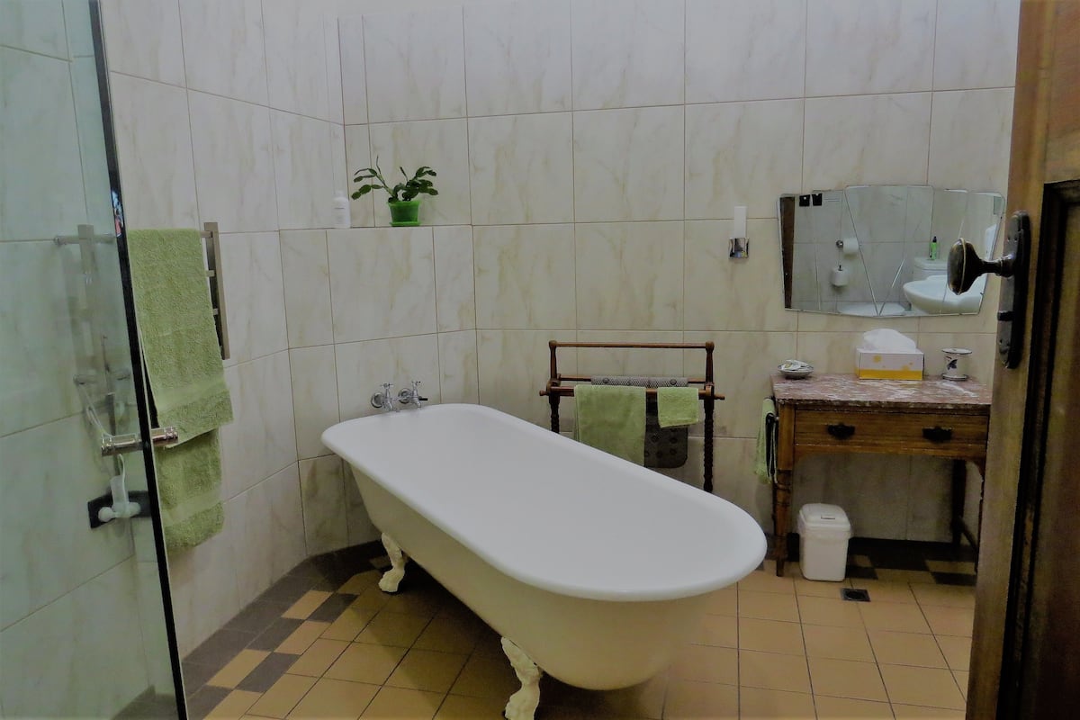 beach view studio | bathroom | free toiletries, hair dryer, towels, shampoo
