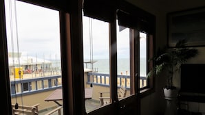 Studio, Beach View | Ruang tamu | 48 inci televisyen skrin rata dengan digital, TV, pendiangan