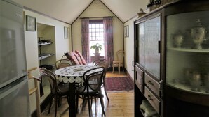 Studio, Beach View | Makan dalam bilik