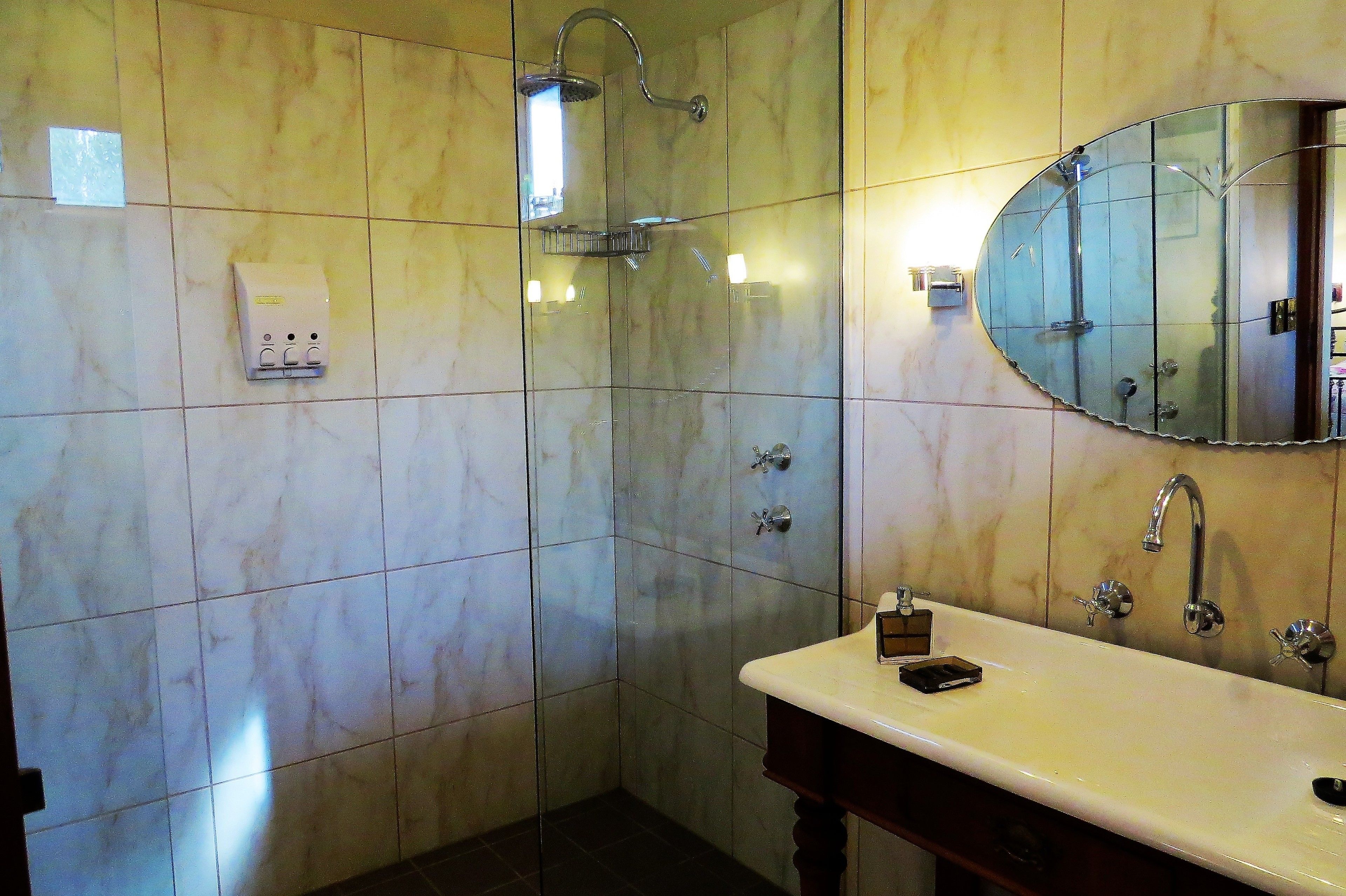 heritage view studio | bathroom | free toiletries, hair dryer, towels, shampoo