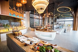 تقديم الإفطار والغداء والعشاء