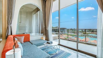 Suite, uitzicht op zee (The SIS Suite ) | 1 slaapkamer, een minibar, een kluis op de kamer, een bureau