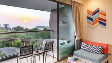 Superior kamer, uitzicht op zee (Partial Sea View (SIS over the Sea)) | 1 slaapkamer, een minibar, een kluis op de kamer, een bureau