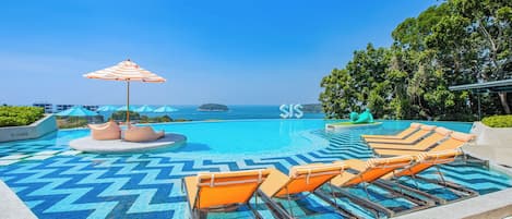 2 outdoor pools