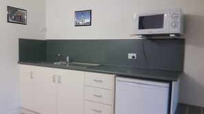 行政客房 | 私人小型廚房 | 電冰箱、微波爐、電熱水壺、鍋具/餐盤/廚房用品