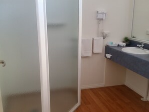 Executive-Zimmer, 1 King-Bett | Badezimmer | Dusche, kostenlose Toilettenartikel, Haartrockner, Handtücher