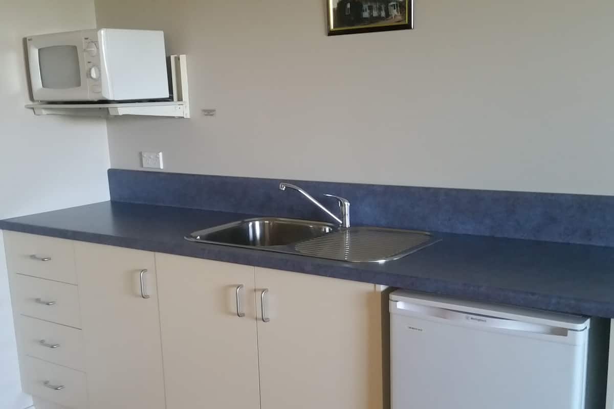 Executive Room, 1 King Bed | Private kitchenette | Fridge, microwave, electric kettle, cookware/dishes/utensils