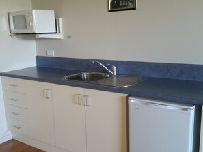 ห้องเอ็กเซกคิวทีฟ, เตียงคิงไซส์ 1 เตียง | ครัวขนาดเล็กส่วนตัว | ตู้เย็น, ไมโครเวฟ, กาต้มน้ำไฟฟ้า, เครื่องครัว/จาน/ช้อนส้อม