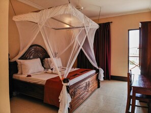 Caja de seguridad en la habitación, escritorio y insonorización 