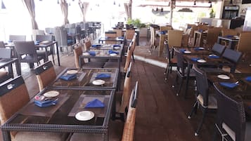 Der serveres morgenmad, frokost og lokale og internationale retter