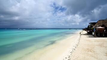 Di pantai dan pasir putih