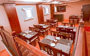 Phục vụ bữa sáng, bữa trưa, bữa tối, món địa phương và quốc tế 