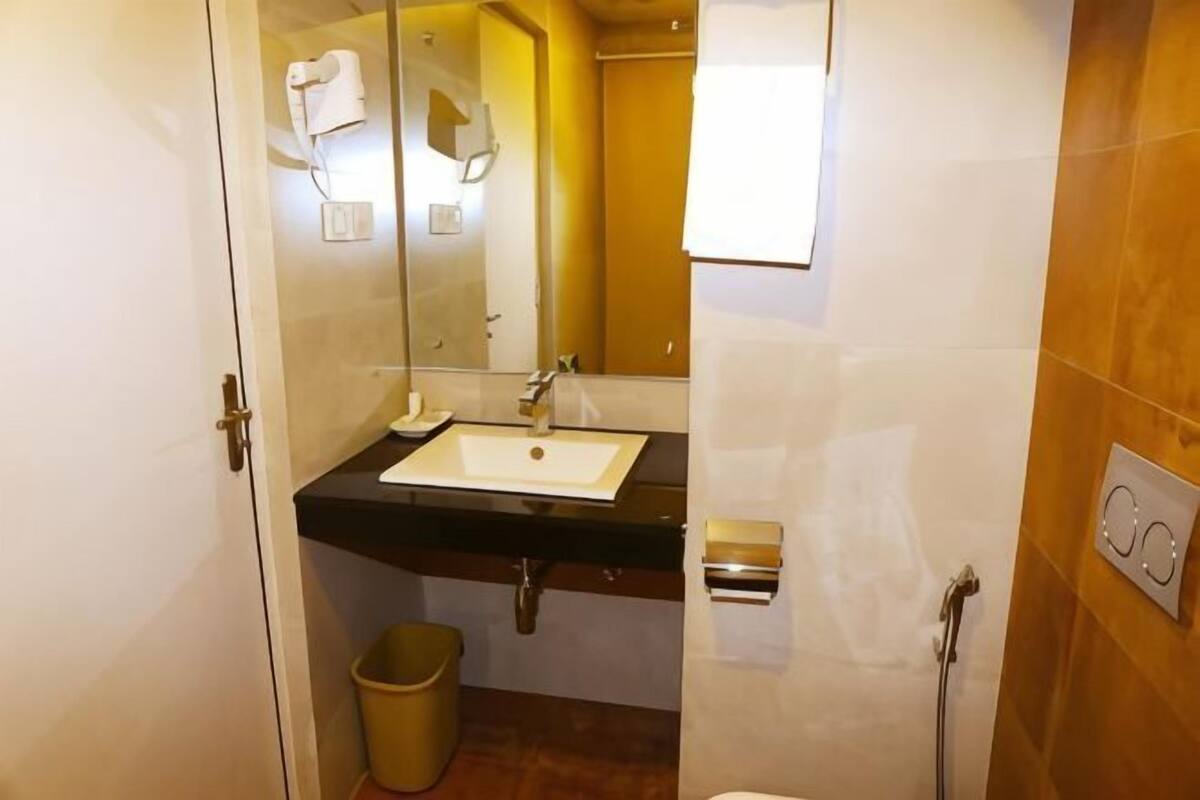 Une salle de bain avec un lavabo, un miroir et une douche.