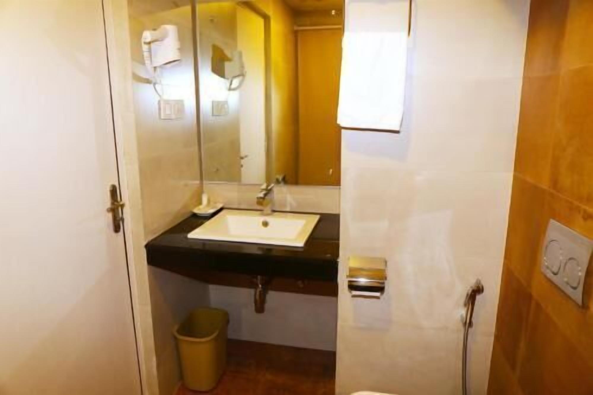 Premium bedding, desk, iron/ironing board, free WiFi