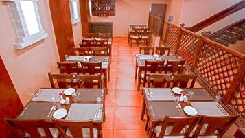 Breakfast, lunch, dinner served; local and international cuisine