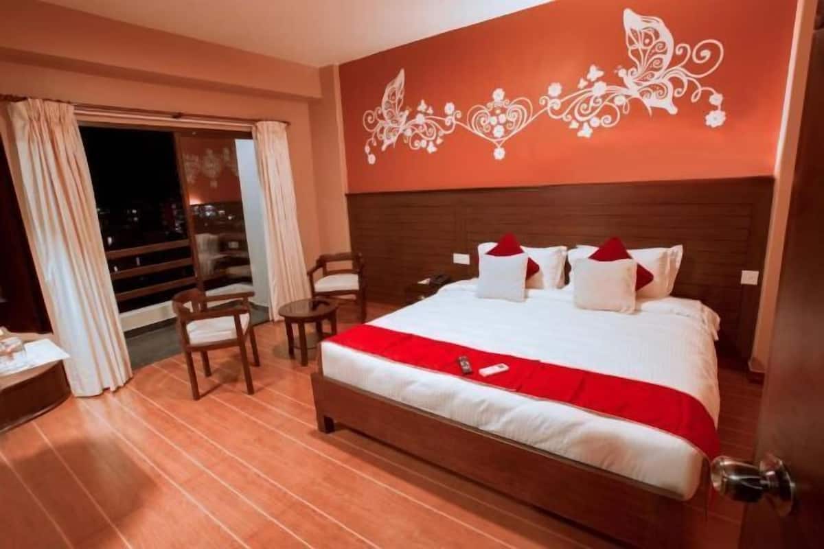 Premium bedding, desk, iron/ironing board, free WiFi