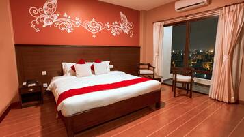 Premium bedding, desk, iron/ironing board, free WiFi