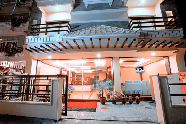 住宿正面 (夜晚)