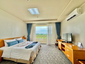 Minibar, caja de seguridad en la habitación y escritorio 