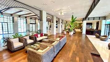 2 bars/lounges
