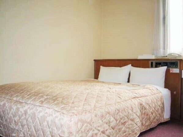 Desk, soundproofing, free WiFi, bed sheets