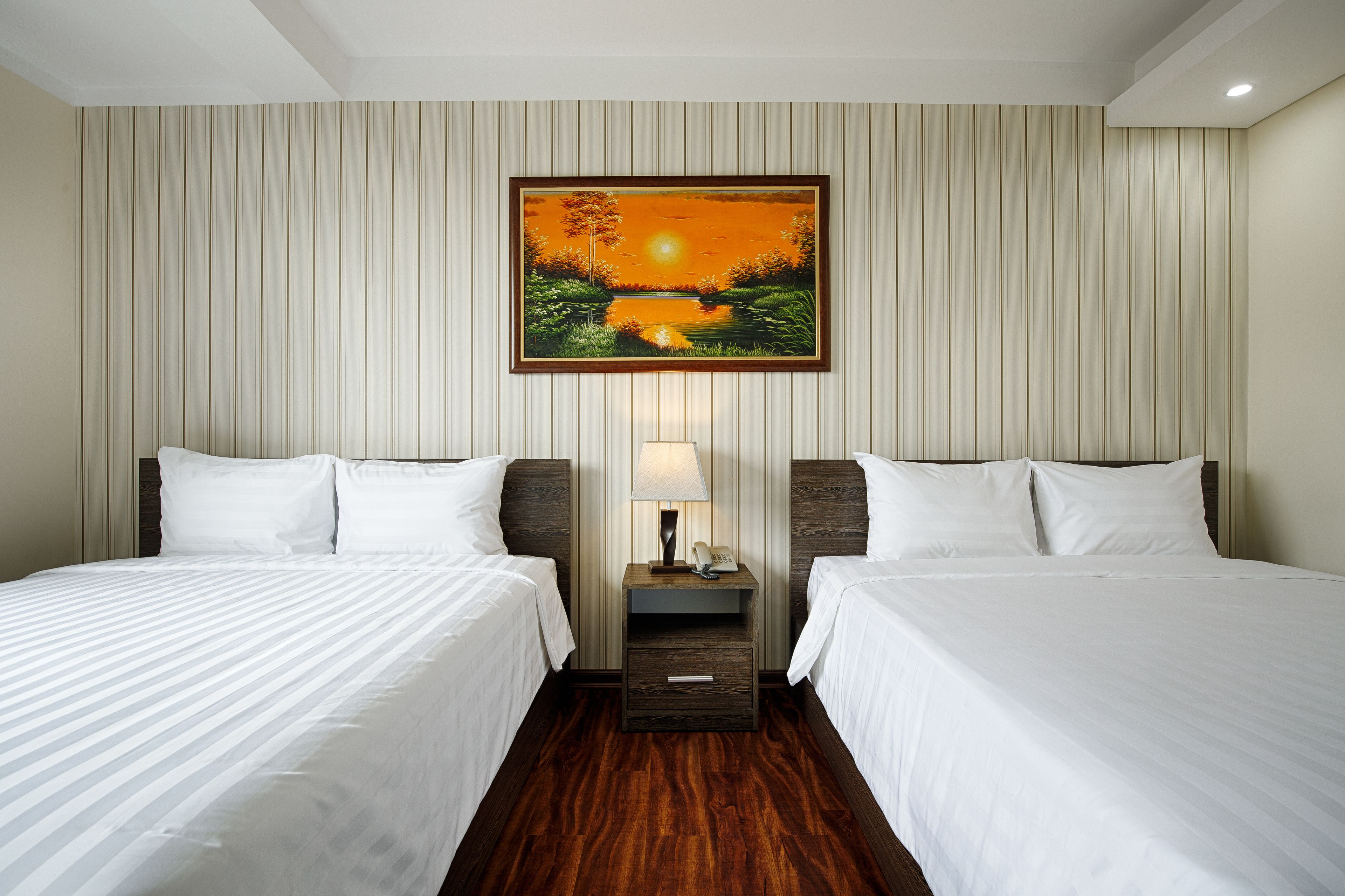 family room | minibar, in-room safe, desk, soundproofing