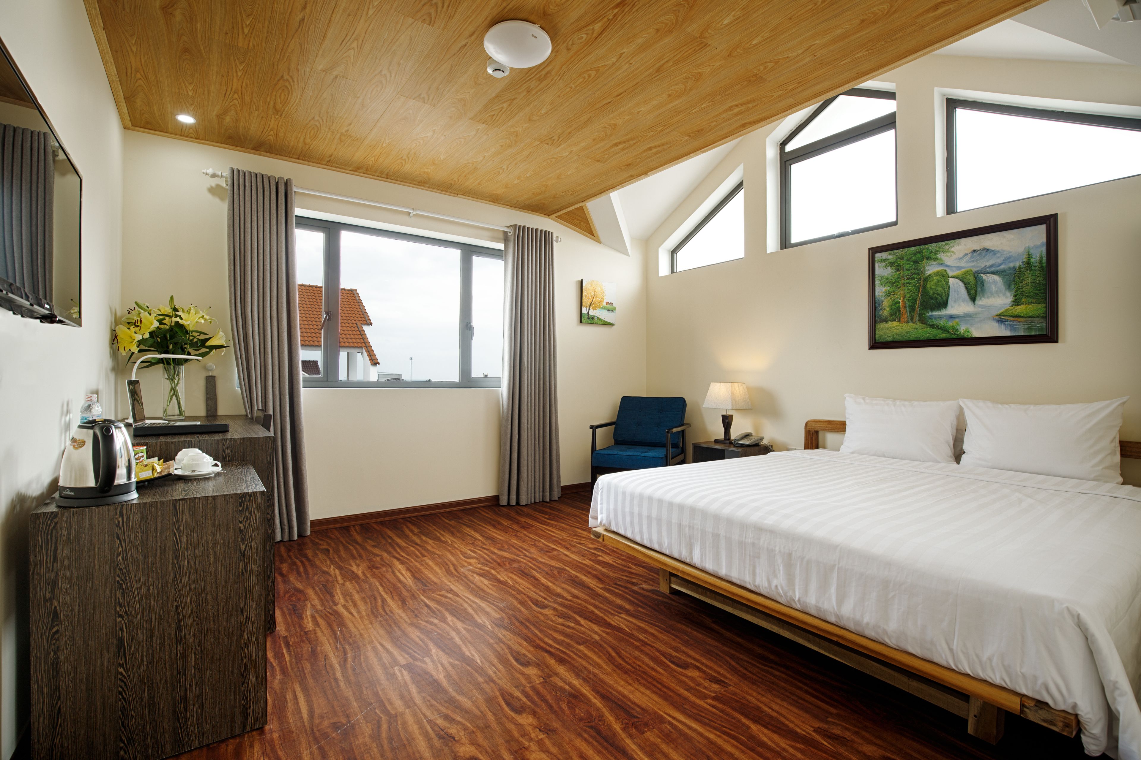 superior double room, sea view | minibar, in-room safe, desk, soundproofing