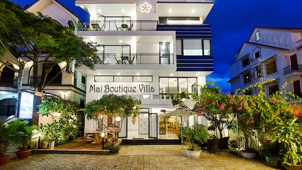 Un hôtel-boutique au design moderne, doté d’une enseigne bien visible, de nombreux balcons et d’un jardin bien entretenu.