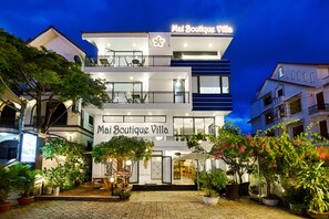 Un hôtel-boutique au design moderne, doté d’une enseigne bien visible, de nombreux balcons et d’un jardin bien entretenu.