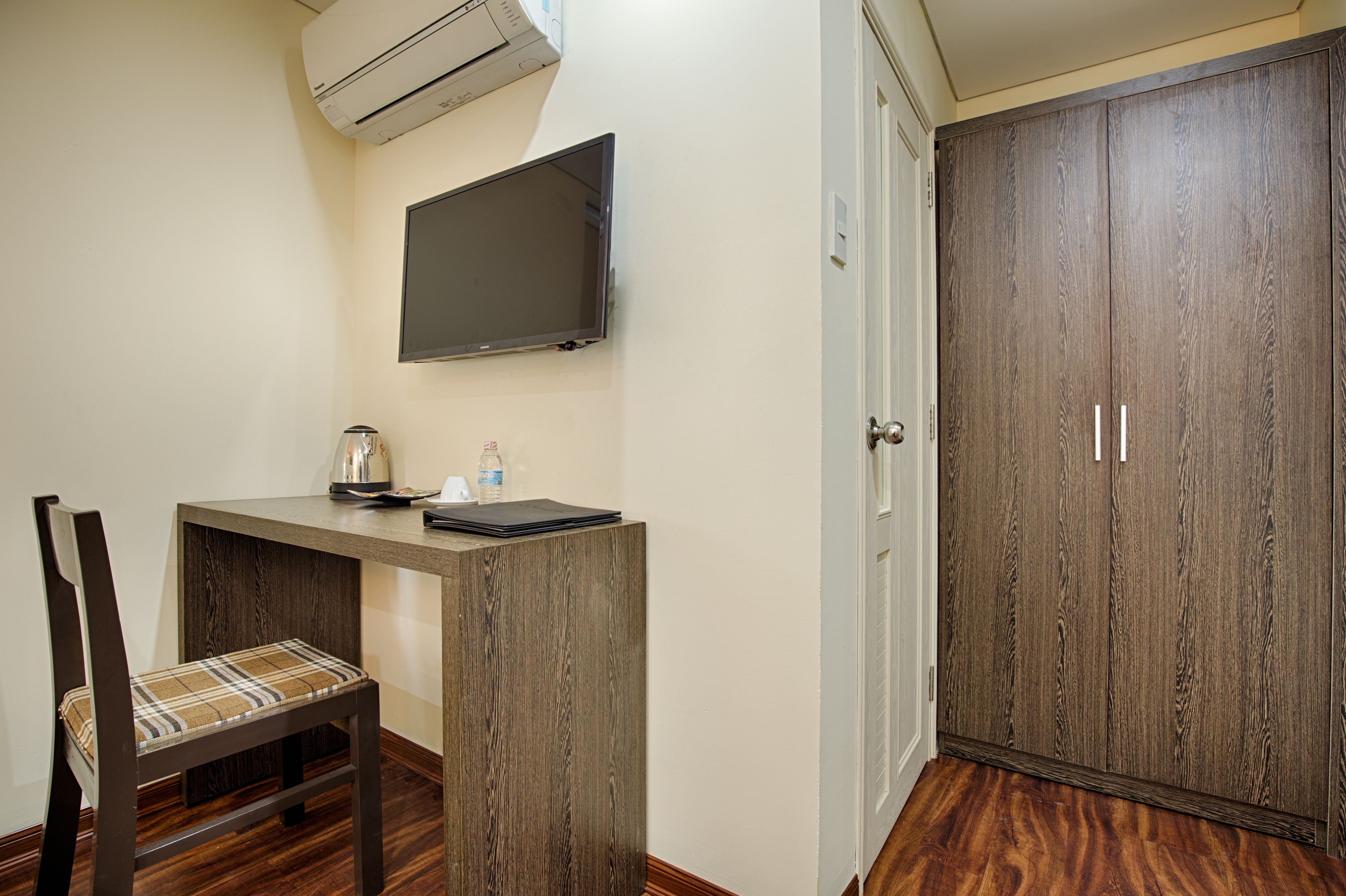 superior single room | minibar, in-room safe, desk, soundproofing