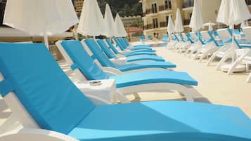 Kolam renang outdoor musiman, dengan payung kolam renang