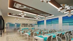 Une salle de banquet avec des rangées de tables et de chaises, des panneaux décoratifs au plafond et des fresques murales.