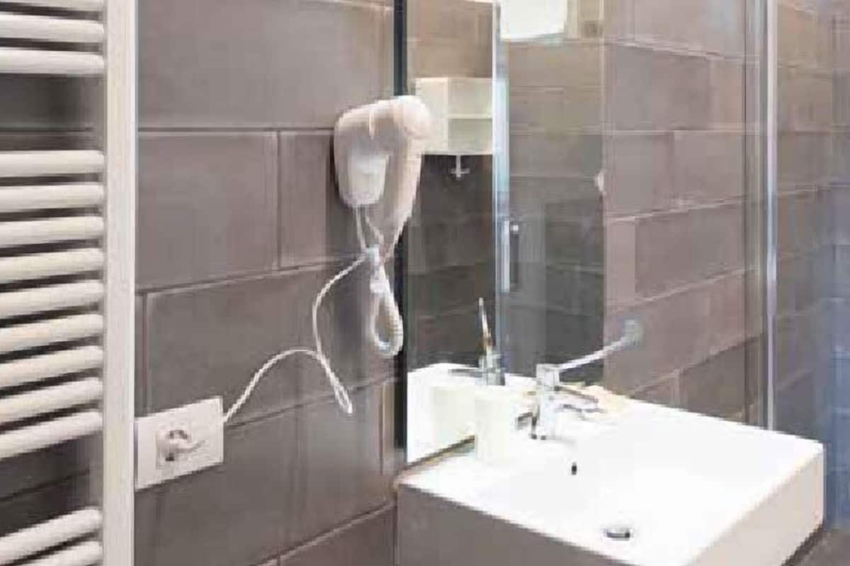 华丽单人房 | 浴室 | 淋浴设施、免费洗浴用品、吹风机、毛巾