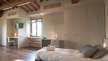 Doppel- oder Zweibettzimmer | Schreibtisch, schallisolierte Zimmer, kostenloses WLAN