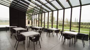 Frühstück, Mittagessen, italienische Küche, Blick auf den Garten