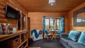 Appartement, 1 chambre (WeeTwo) | Aire de séjour | Téléviseur de 38 po avec télévision numérique