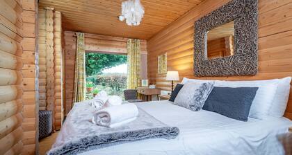 Redlands Country Lodge Log Cabin Apartments & WeeBothy