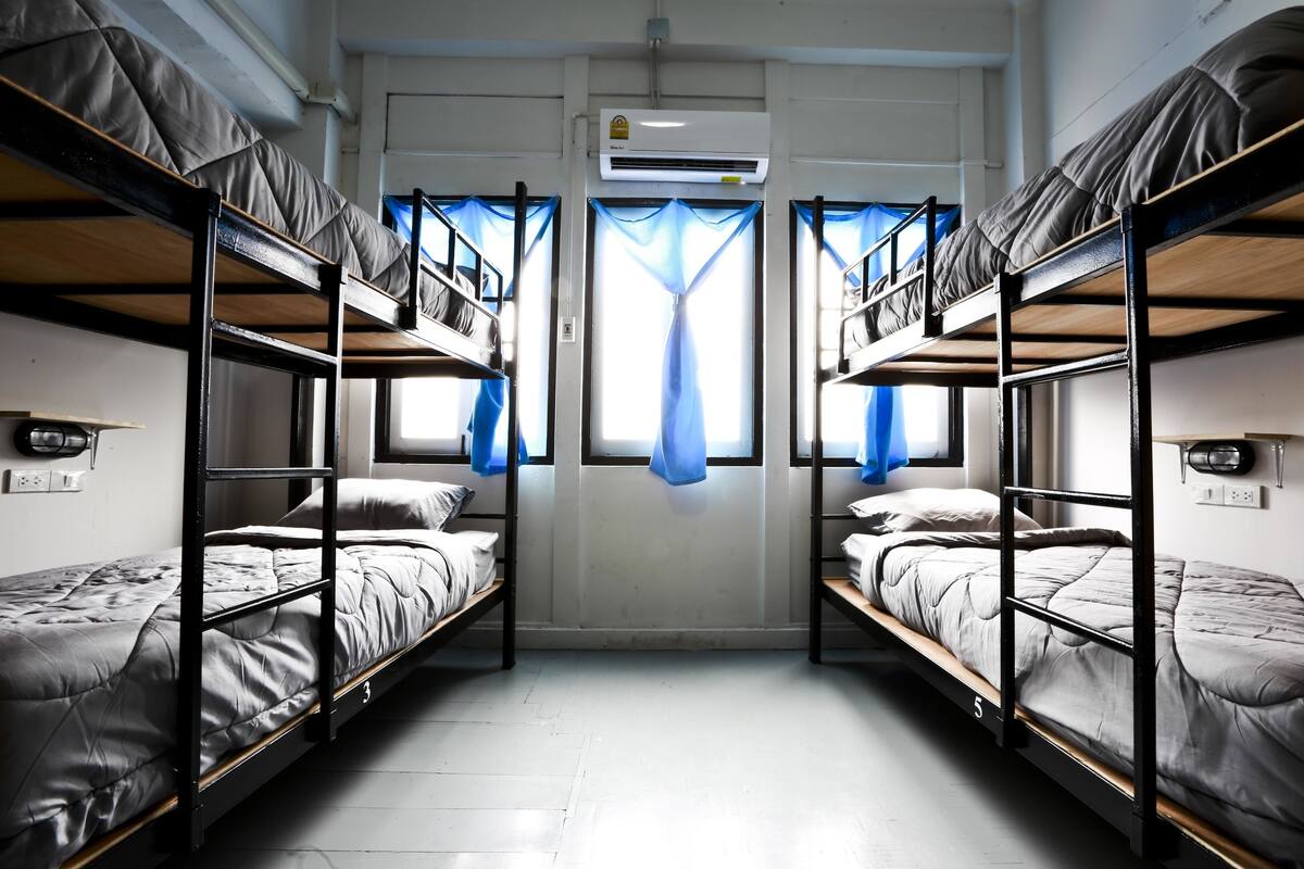 8-Bed Mixed Dormitory | Tabla de planchar con plancha y wifi gratis
