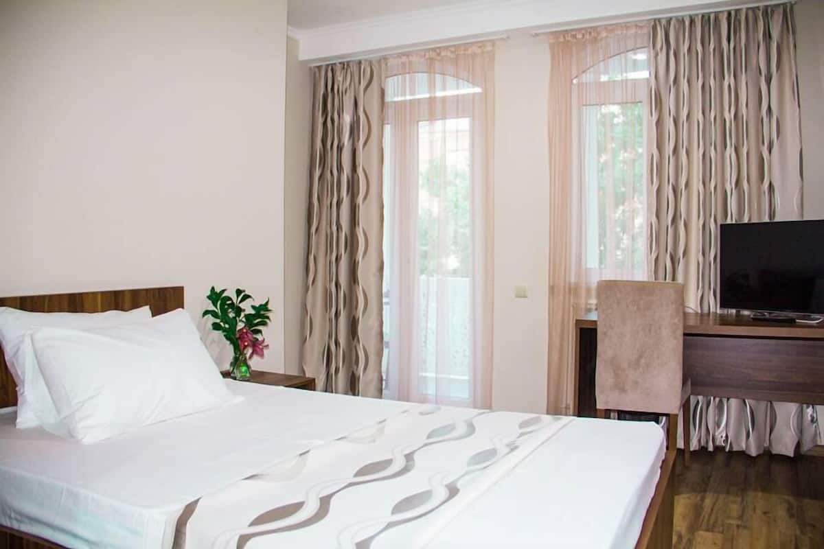Habitación doble Deluxe, balcón | Escritorio, insonorización, tabla de planchar con plancha y wifi gratis