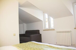 Camera familiare | Una scrivania, insonorizzazione, ferro/asse da stiro, Wi-Fi gratuito