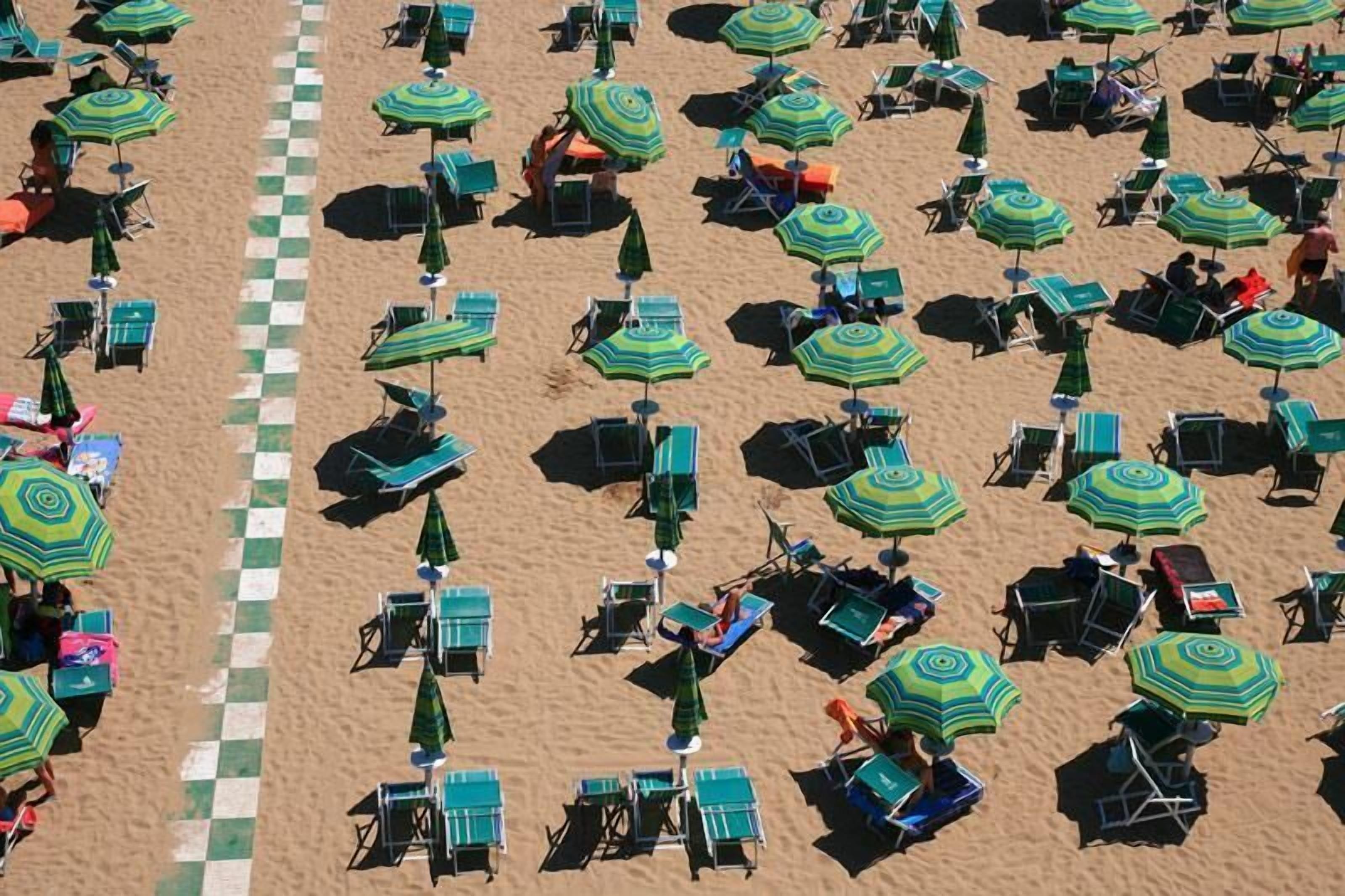 In Strandnähe, Liegestühle, Sonnenschirme