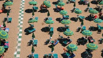 In Strandnähe, Liegestühle, Sonnenschirme