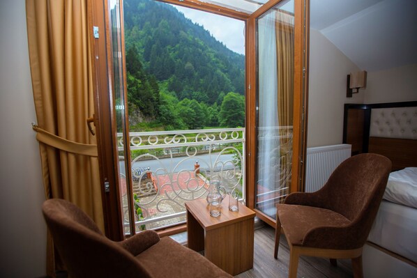 Egyptian cotton sheets, premium bedding, down comforters, in-room safe - Yayla Otel (Çaykara)