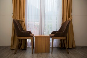 Comfort-Zimmer | Wohnbereich | Flachbildfernseher, Drucker