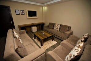 Suite superior | Sala de estar | Una televisión de pantalla plana, una impresora